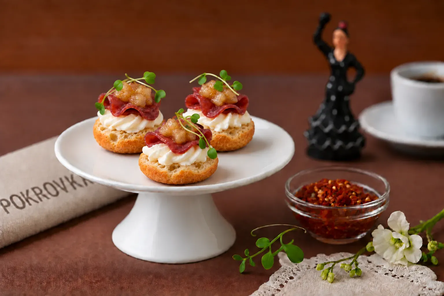 Мини-профитроли вяленым мясом и карамелизированной грушей